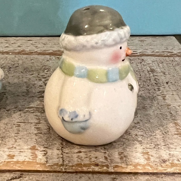 MINI SNOWMAN SALT & PEPPER SHAKERS DECOR | Holiday Collectible - Picture 6 of 11